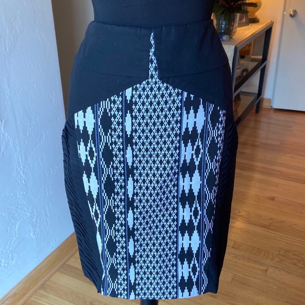 Floreat, size 4, black, white, and grey